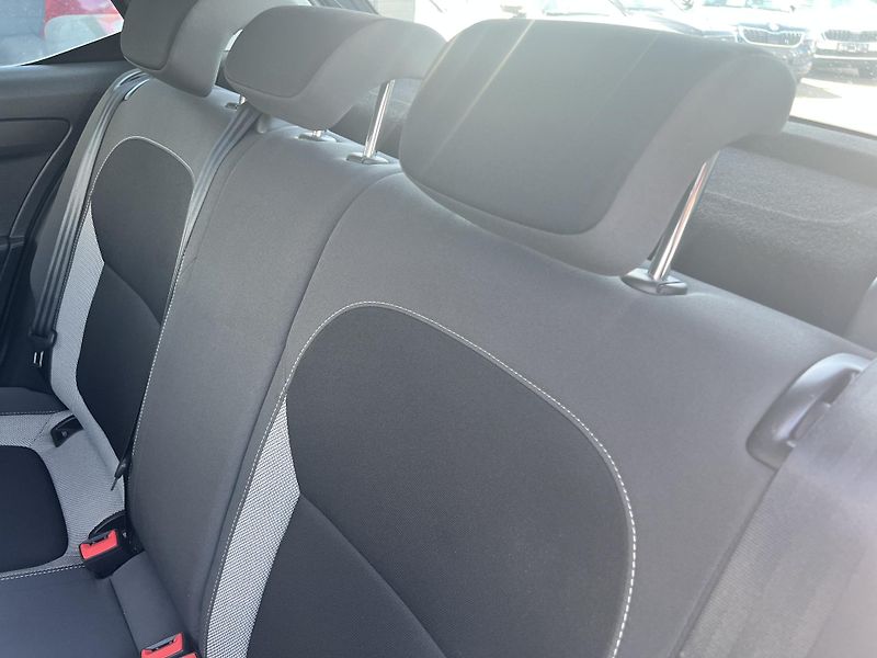 Škoda Fabia 1.0TSi 70kw TEMPOMAT TAŽNÉ ALU - fotka 30 z 44