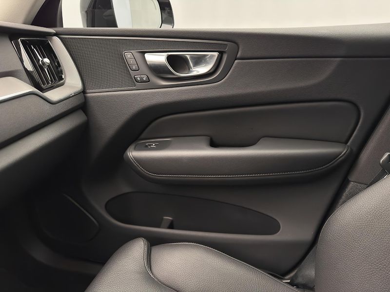 Volvo XC60 B5 AWD PLUS DARK CZ 1.maj - fotka 26 z 44