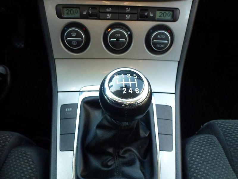 Volkswagen Passat 2,0 TDi  Comfort - fotka 35 z 49