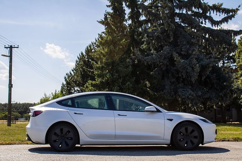 Tesla Model 3 - fotka 4 z 21