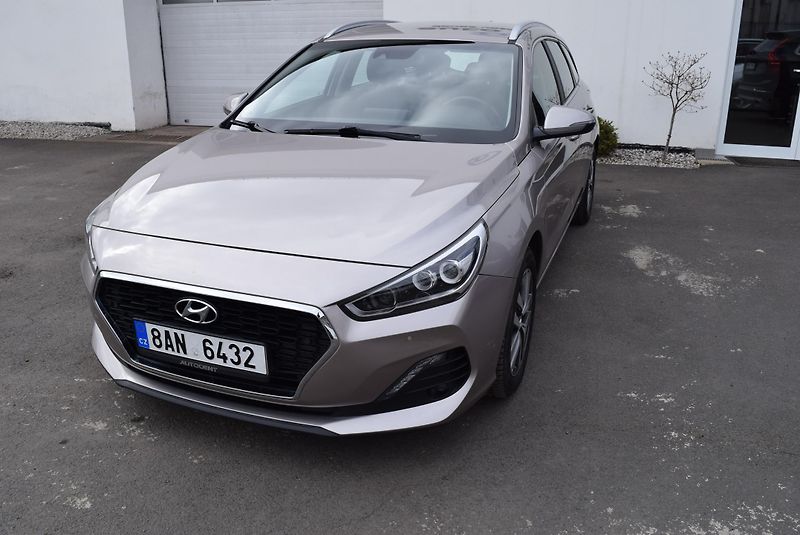 Hyundai i30 (2021) 1.6CRDi 85kw STYLE 7°AUTOMAT - fotka 2 z 49