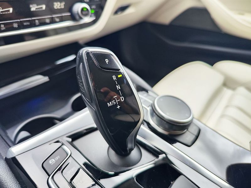 BMW Řada 5 520d/140kW Sportline - fotka 23 z 34