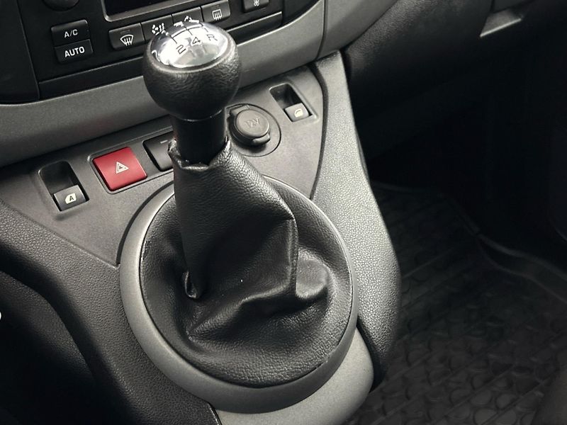 Peugeot Partner MPV - fotka 20 z 27