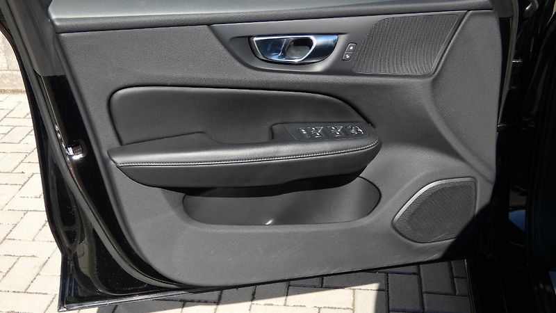 Volvo V60 B5 AWD Momentum Pro - fotka 8 z 23