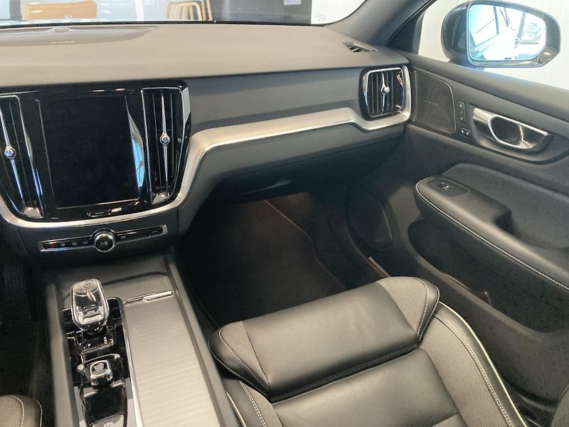Volvo V60 B4 FWD PLUS DARK TAŽNÉ ZAŘÍ. - fotka 15 z 31