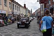 Ze startu XIV. Slánského okruhu - průjezd Londou.