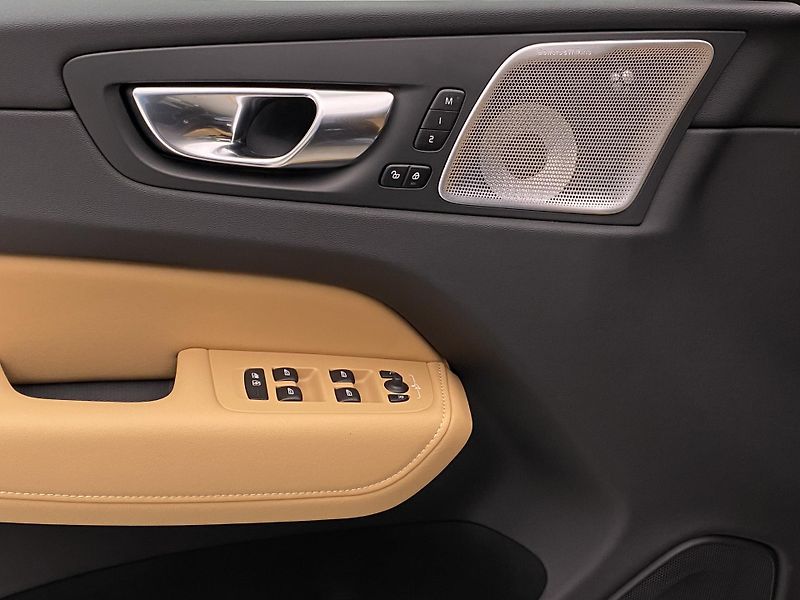 Volvo XC60 T8 AWD ULTRA BRIGHT REZERVACE - fotka 29 z 64