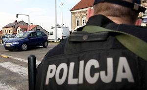 Pokud vás zastaví polská policejní hlídka nezapomeňte, že musíte nechat ruce na volantu.