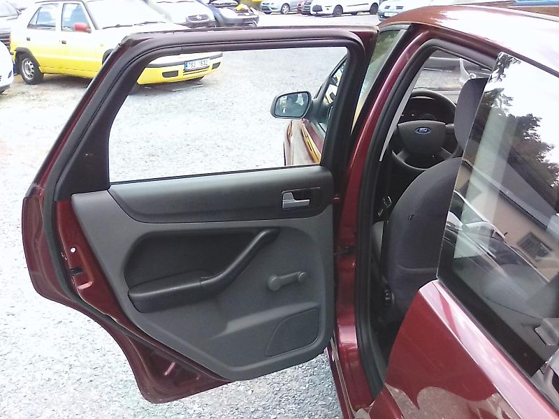 Ford Focus (2005) 2.0i 16V combi, 2majitel - fotka 18 z 30