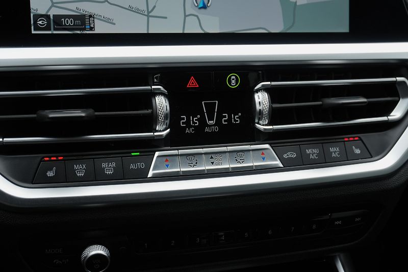 BMW Řada 3 330e xDrive, ACC, Tažné - fotka 24 z 39