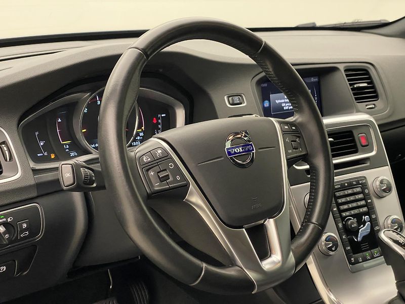 Volvo V60 CC D4 AWD SUMMUM AUT  - fotka 18 z 42