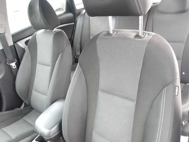 Hyundai i30 1,6i ČR - fotka 23 z 27