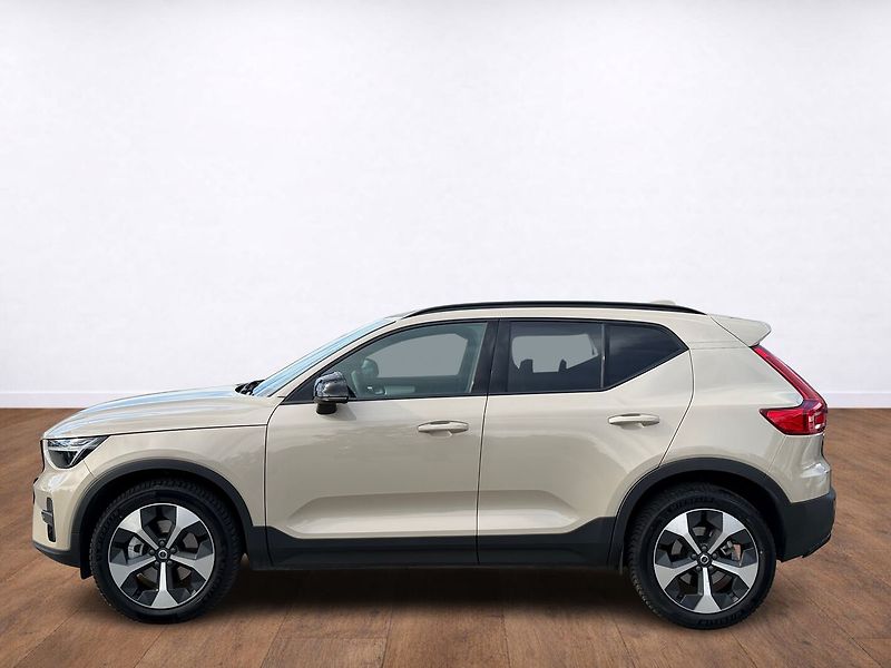 Volvo XC40 PLUS B3, ACC ,BLIS ,FULL LED - fotka 2 z 22