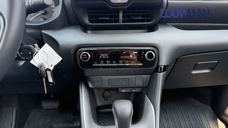 Toyota Yaris 1.5 HEV CVT COMFORT - fotka 9 z 25