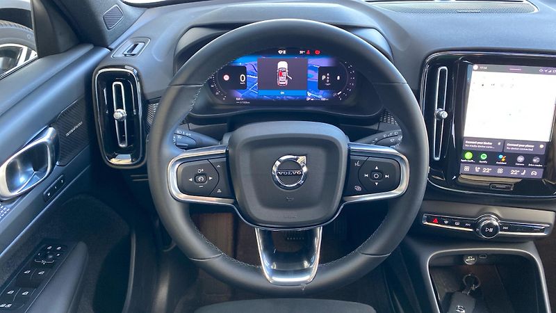 Volvo XC40 ULTIMATE DARK, B4 FWD, 145+10 - fotka 13 z 37