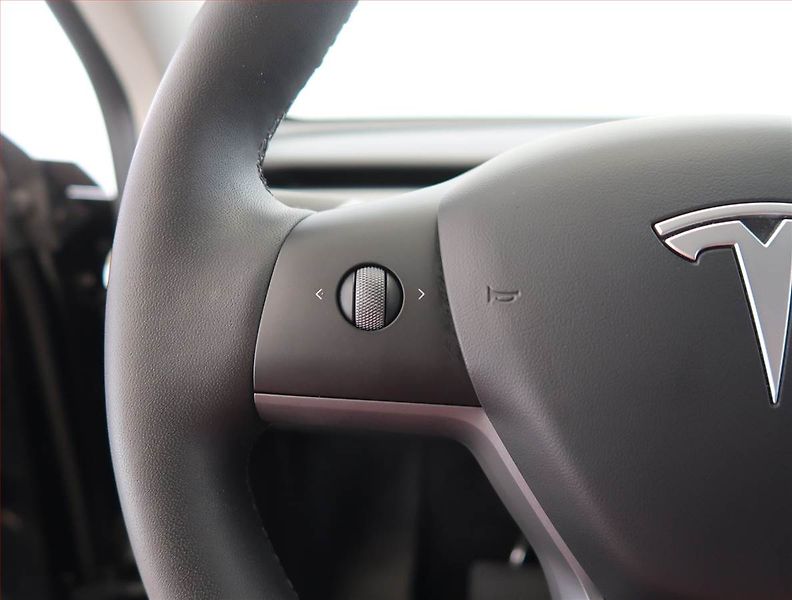 Tesla Model Y (2023) RWD LFP 60kWh, SoH 98% - fotka 15 z 33