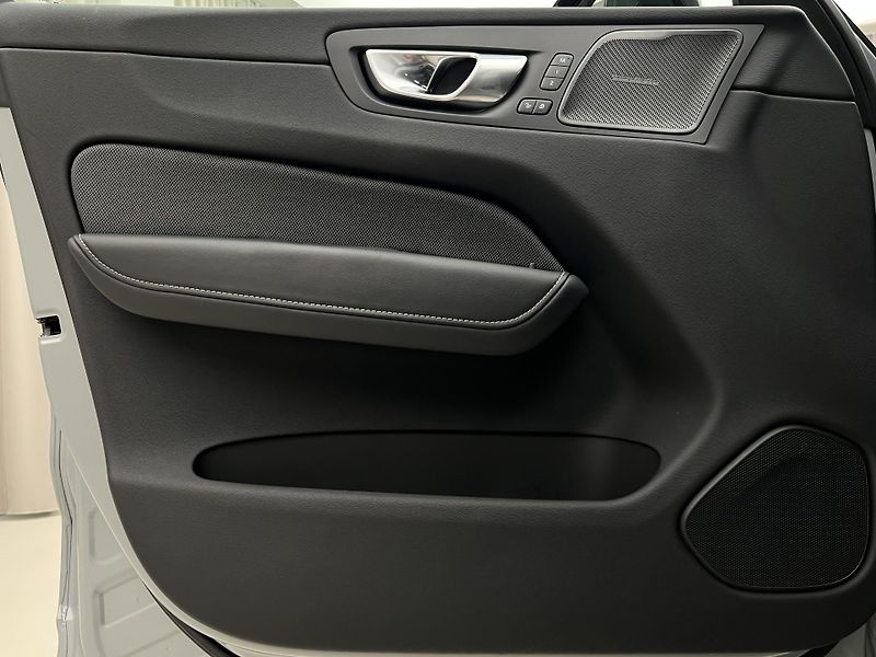 Volvo XC60 B4 AWD DARK PLUS CZ 1. maj. - fotka 7 z 45