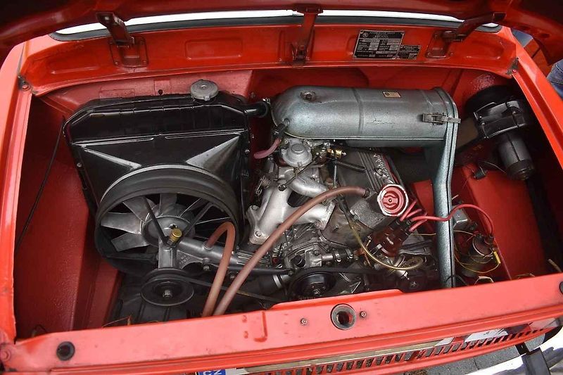 Tři z účastníků srazu před bránou továrny Škoda Auto v Kvasinách
