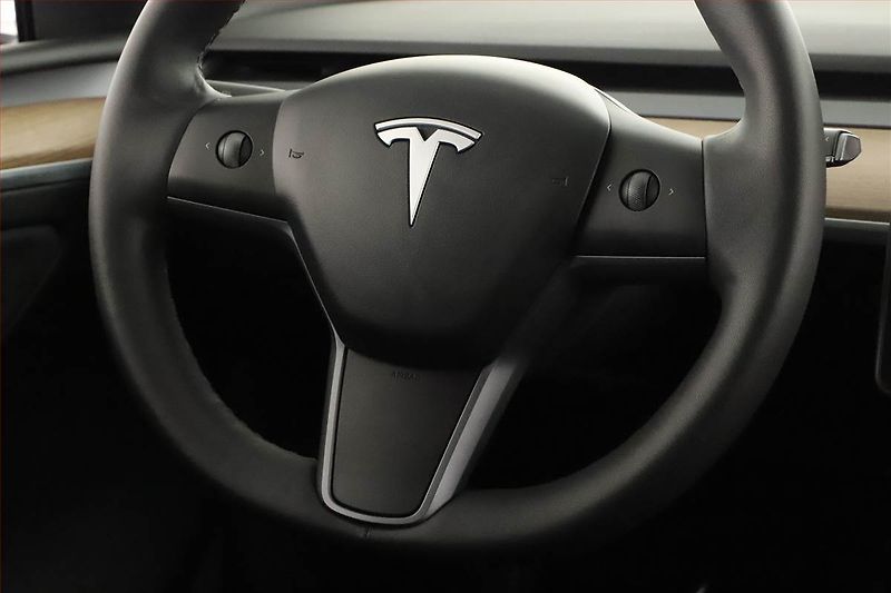 Tesla Model Y (2022) Performance 79kWh - fotka 11 z 29