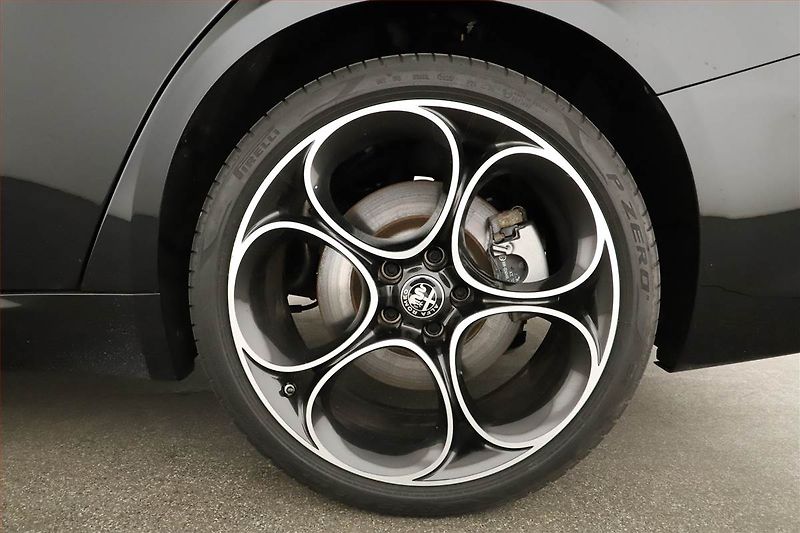 Alfa Romeo Giulia (2024) 2.0 Turbo - fotka 17 z 17