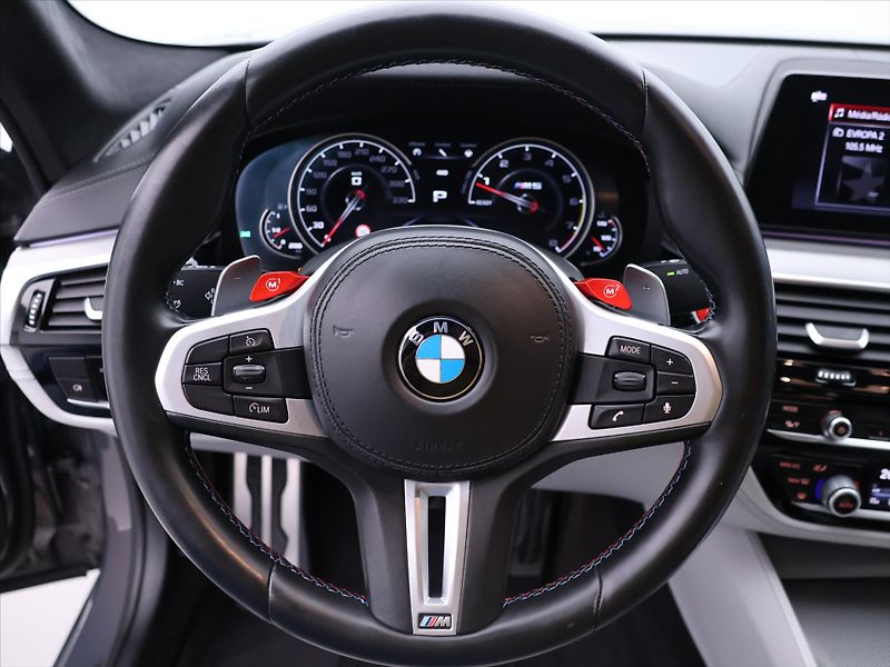 BMW M5 4,4 V8 441kW xDrive Individual - fotka 20 z 46