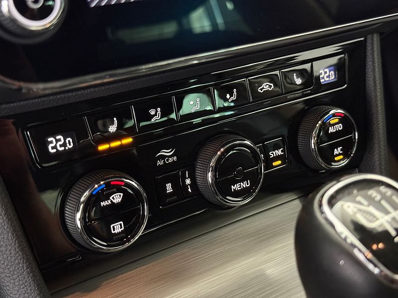 Škoda Superb 2.0TDI 110kW LED Webasto Tažné - fotka 18 z 40