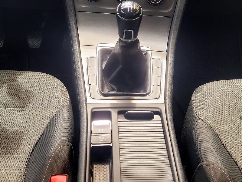 Volkswagen Golf 1,2TSi *SERV.KNIHA*            - fotka 36 z 45