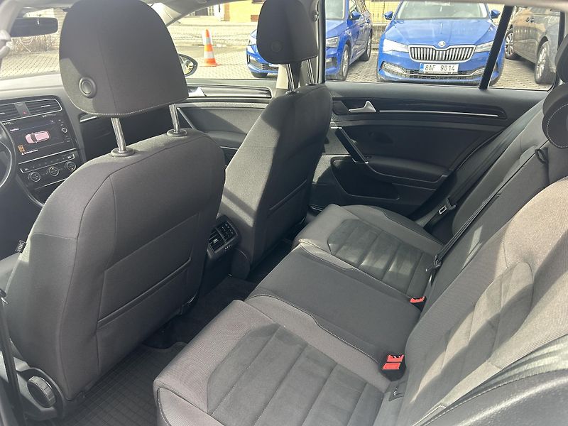 Volkswagen Golf Variant 2,0TDi Highline NAVI LEDMATRIX - fotka 31 z 69