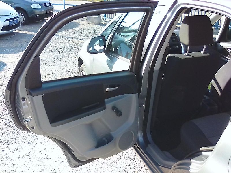 Suzuki SX4 (2008) 1.5i , kola navíc - fotka 27 z 33