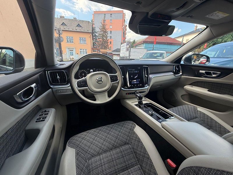 Volvo V60 (2018) D4 Momentum - Automat - 140 kW - fotka 7 z 28