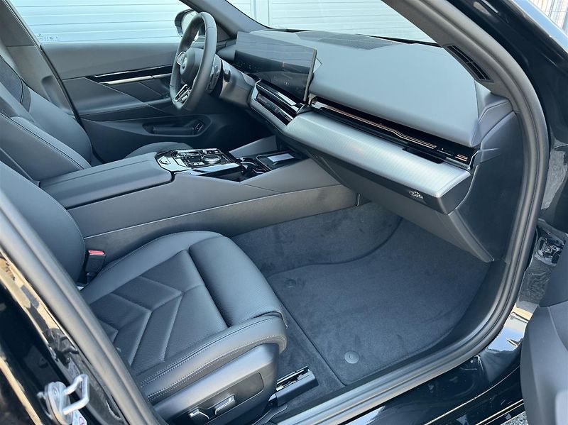 BMW Řada 5 520d xDrive Sedan - fotka 12 z 15