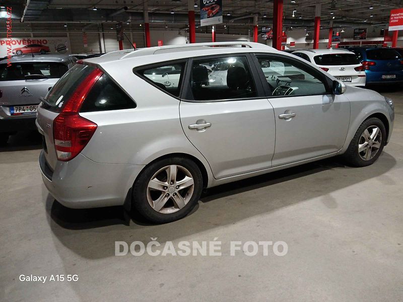 Kia Ceed (2010) 1.6 crdi, 2.maj,ČR, autoAC - fotka 2 z 3