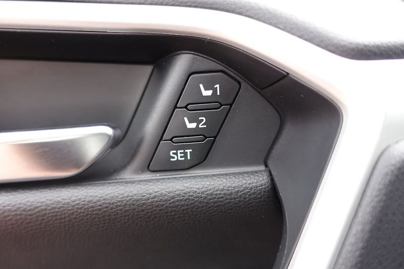 Toyota RAV4 2,5 HEV Executive FWD - fotka 12 z 36