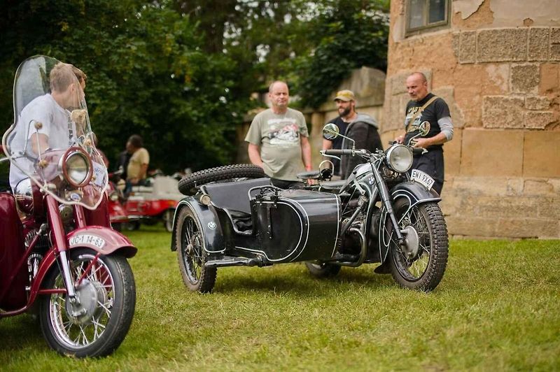 Veteráni ovládli Holovousy. U zámku se představilo na 180 historických exponátů