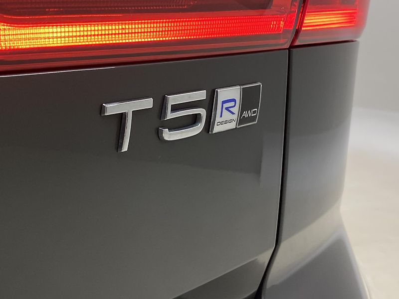 Volvo XC60 T5 AWD R-DESIGN AUT CZ - fotka 35 z 46