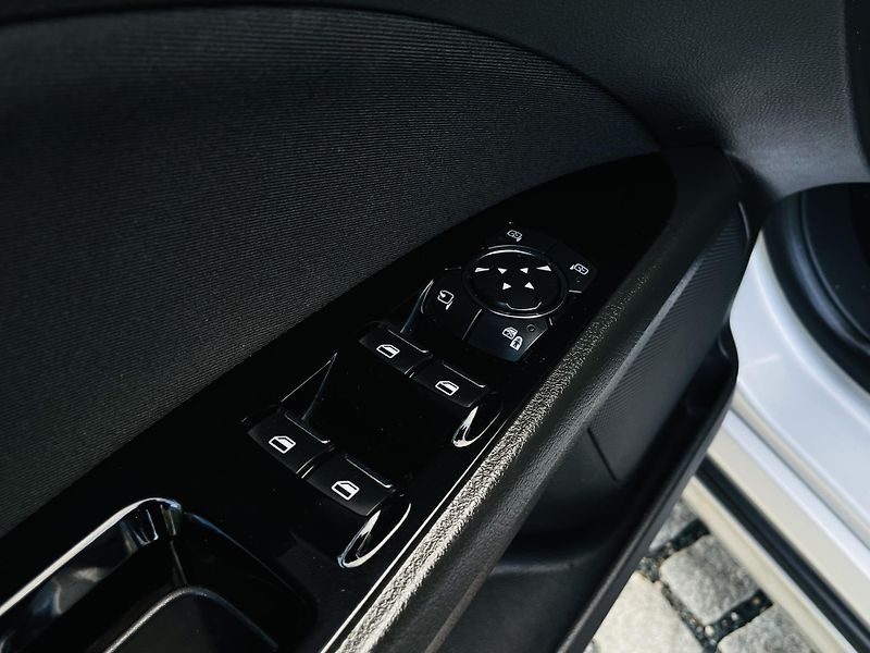 Ford Mondeo 2.0TDCi AUTOMAT SERVISKA TAŽNÉ - fotka 33 z 44