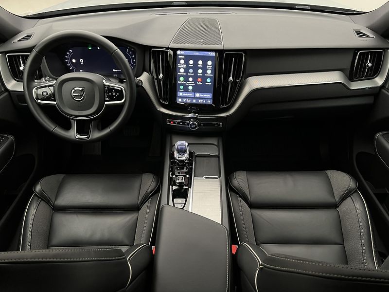 Volvo XC60 B4 AWD DARK PLUS CZ 1. maj. - fotka 2 z 45