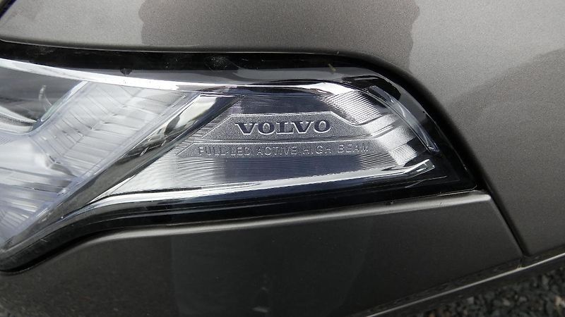 Volvo XC90 B5 AWD Momentum PRO 7 míst - fotka 25 z 27