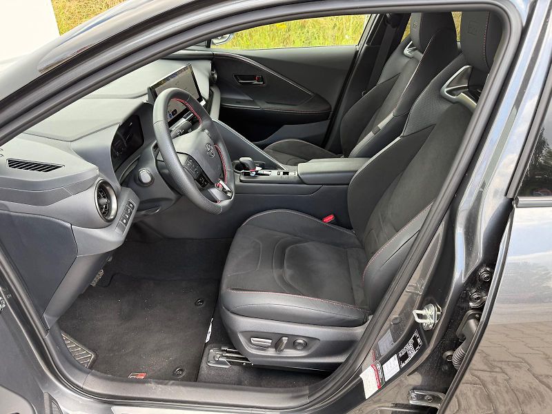 Toyota C-HR 2,0 PHEV E-CVT GR Sport - fotka 11 z 30