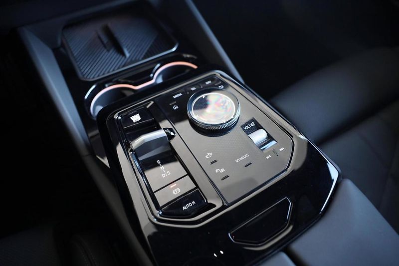 BMW Řada 5 550e xDrive Touring - fotka 10 z 33