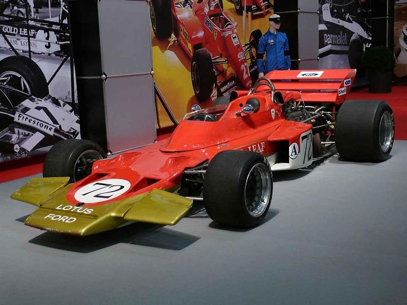 Emerson Fittipaldi v kokpitu Lotusu 72 s šéfem týmu Coline Chapmanem.