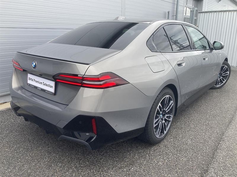 BMW Řada 5 520d xDrive Sedan - fotka 2 z 15