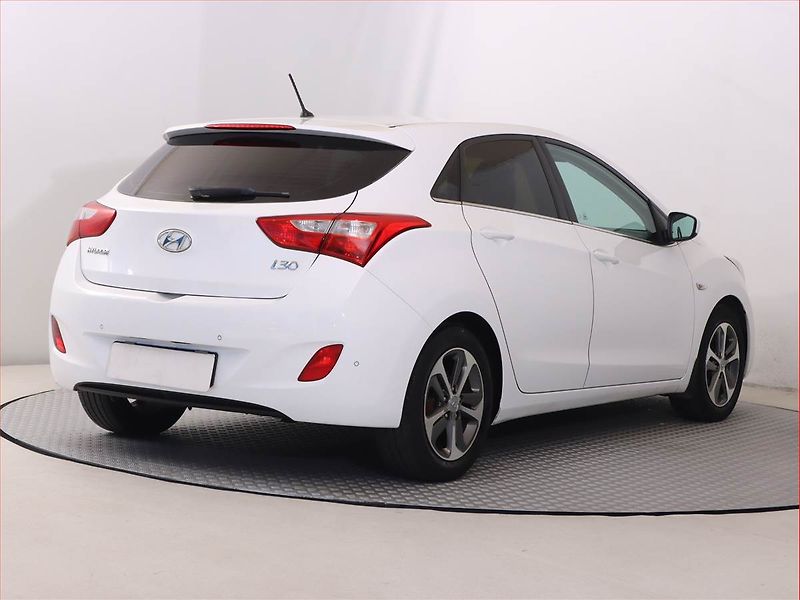 Hyundai i30 (2015) 1.6 MPI, Tempomat - fotka 5 z 17