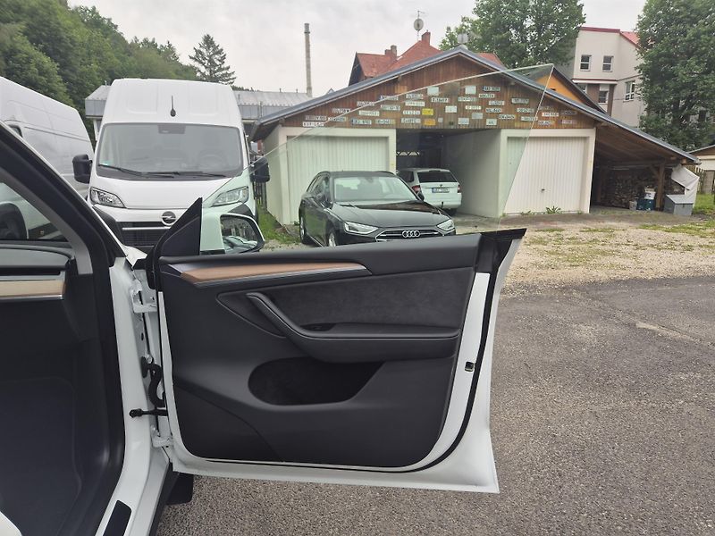 Tesla Model Y LONG RANGE DUAL MOTOR  92% - fotka 41 z 50