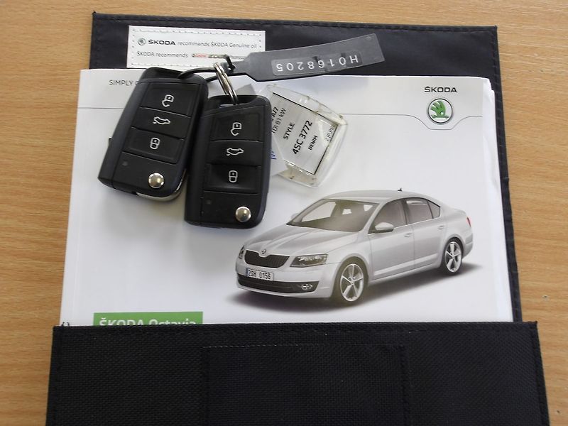 Škoda Octavia 1,6TDi 81kW DSG ! ČR !  KRASAV - fotka 29 z 33