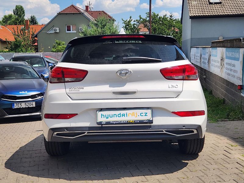 Hyundai i30 1.MAJ.-AUTOMAT-NIZKÉ KM-KAMERA - fotka 5 z 9