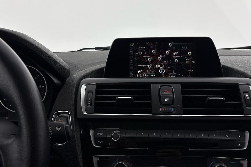 BMW Řada 1 118d xDrive - fotka 8 z 13