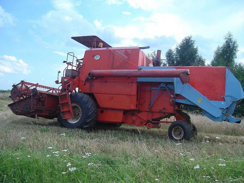 Zvuk motoru při vyšších otáčkách nebo tvar připomínající bizona, vynesly kombajnům značky Bizon titul skutečné legendy polského venkova. Na snímku je model Z-056.