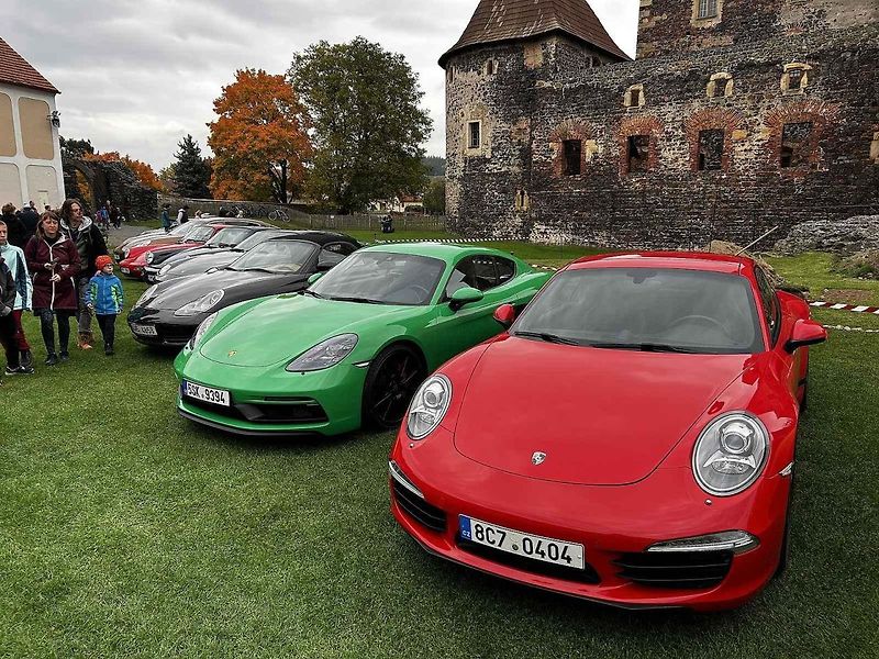 Sraz vozů Porsche ve Švihově na hradě.