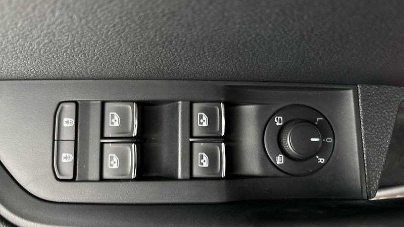 Škoda Superb 2.0 TDI DSG L&K Combi - fotka 25 z 35